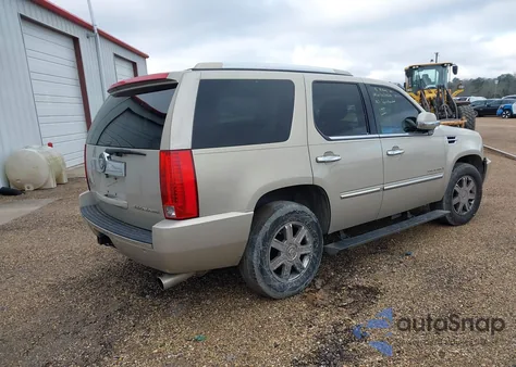 2008 Cadillac Escalade Standard z USA, uszkodzony, nr VIN 1GYFK63888R245137